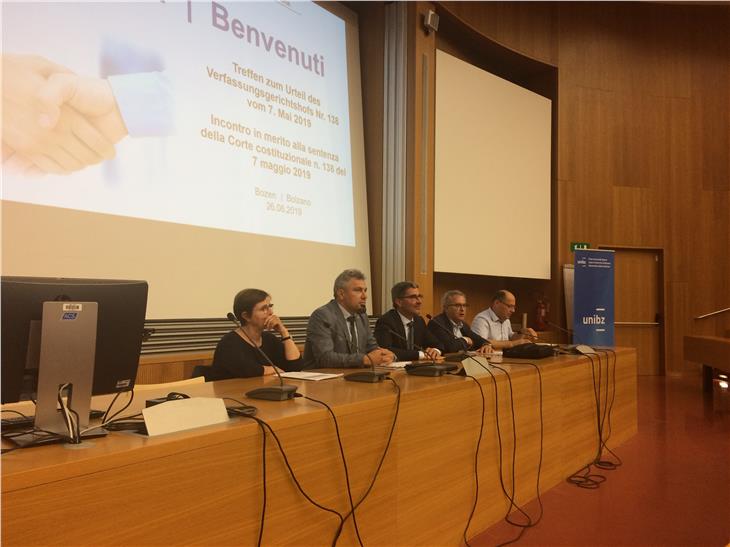 Das heutigen Informationstreffen an der Uni mit v.l. Renate von Guggenberg, Alexander Steiner, LH Kompatscher, Eros Magnago und Albrecht Matzneller - Foto: LPA