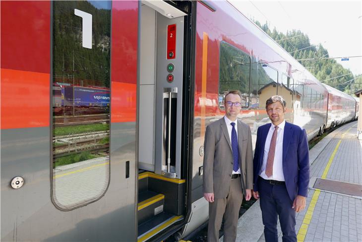 LR Alfreider und ÖBB-Vertreter Kellermann bei der Testfahrt (Foto: LPA/Roman Clara)