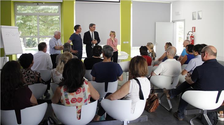 LH Kompatscher und LRin Deeg bei ihrem heutigen Besuch im Wohnbauinstitut (vordere Reihe v.l. Wobi-Vizepräsident Primo Schönsberg, Präsident Heiner Schweigkofler, LH, LRin Deeg). Foto: LPA/Greta Stuefer