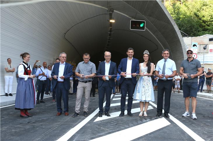 Eröffneten den neuen Tunnel: (v.l.) Riccardo Pavolini (PAC-Firma), Stefan Schwarz (Vize-BM Ulten), AD Valentino Pagani, LR Daniel Alfreider, Miss Südtirol Felicia Gamper, Thomas Holzner (BM St. Pankraz) und Ski-Ass Dominik Paris (Foto: LPA/rc)