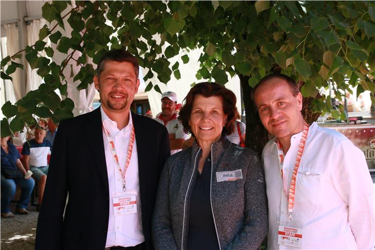 LR Alfreider, LRin Hochgruber Kuenzer und LR Vettorato (v.l.) in St. Vigil: "Nachhaltige Entwicklung vorantreiben" Foto: Landesamt für Naturparke