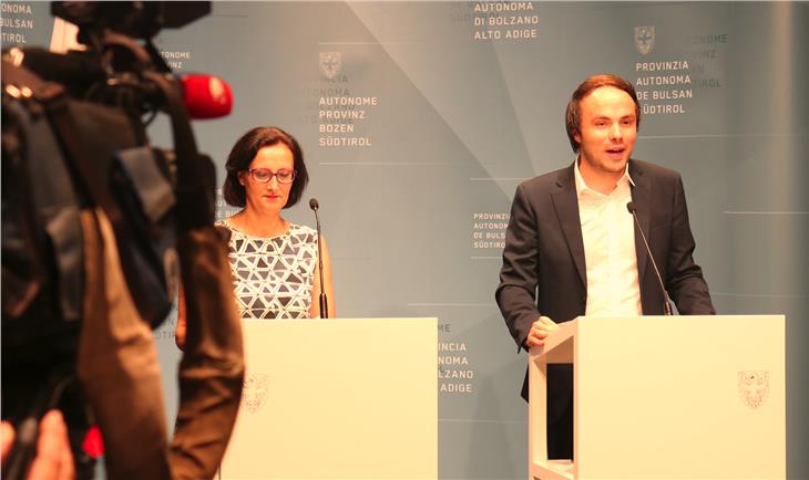 Landesrat Achammer und Abteilungsdirektorin Tschugguel bei der heutigen Vorstellung der Neuigkeiten bei den Studienbeihilfen - Foto: LPA/Dietmar Pattis