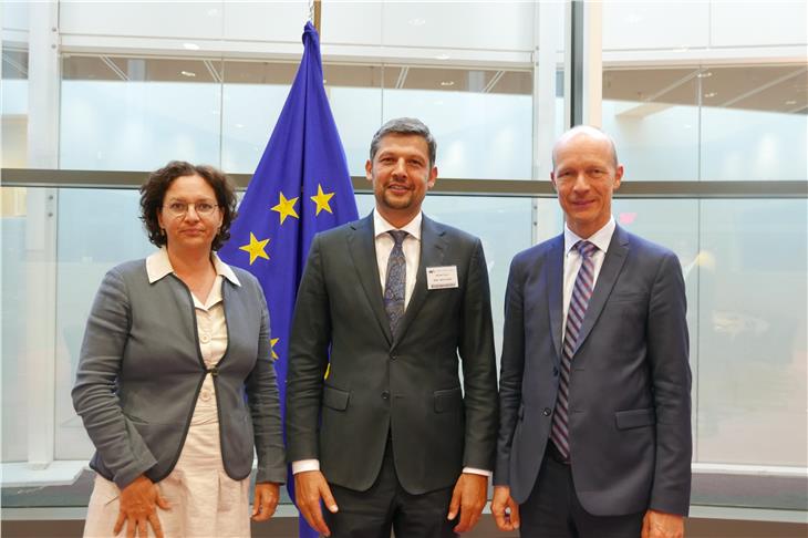 LR Alfreider mit dem Direktorin der Generaldirektion Verkehr (DG Move) der EU-Kommission Werner und dem Direktor für nachhaltige und innovative Mobilität der Europäischen Kommission Ruijters (FOTO: LPA/Ingo Dejaco)