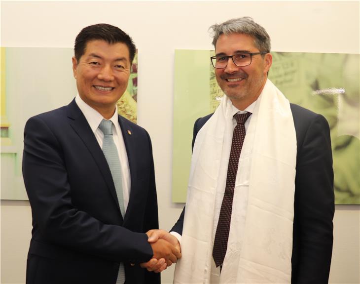 Lobsang Sangay (l.) und LH Arno Kompatscher: Autonomie als Beispiel, wie Konflikte überwunden werden können. (Foto: LPA/GST)