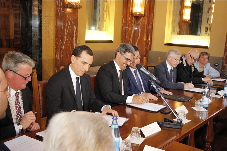 Die heutige Unterzeichnung im Regierungspalast, v. l. BM Trettel, Sebastiano Canizza, LH Kompatscher, Staatssekretär Candiani und Regierungskommissar Cusmano - Foto: LPA/jw