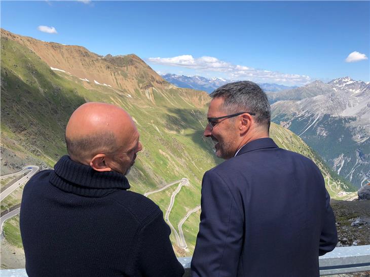 Kompatscher und Sertori mit Blick auf die Stilfser-Joch-Straße