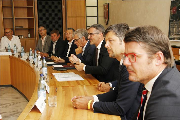 Ausserdorfer, LR  Alfreider, LH Kompatscher (vorne von rechts) und die Bürgermeister beim Treffen zur Unterzeichnung der Vereinbarung zur Genehmigung der BBT Zulaufstrecke Franzensfeste-Waidbruck (FOTO: LPA/Michele Bolognini)