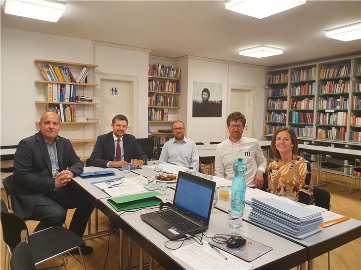 Über 100 Vorhaben hat der ladinische Kulturbeirat bei seinen Sitzungen (im Bild: Kulturamtsdirektor Alexander Piccolruaz, LR Alfreider, Tavella, Rindler und Kasslatter) heuer bewertet (FOTO: LPA)