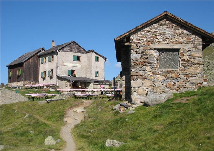 Ursprünglich sollte die über 100 Jahre alte Weißkugelhütte an ihrem derzeitigen Standort neu errichtet werden; doch dann sprach sich die Gemeinde Graun für den Standort auf der gegenüberliegenden Talseite aus. Foto: Noclador