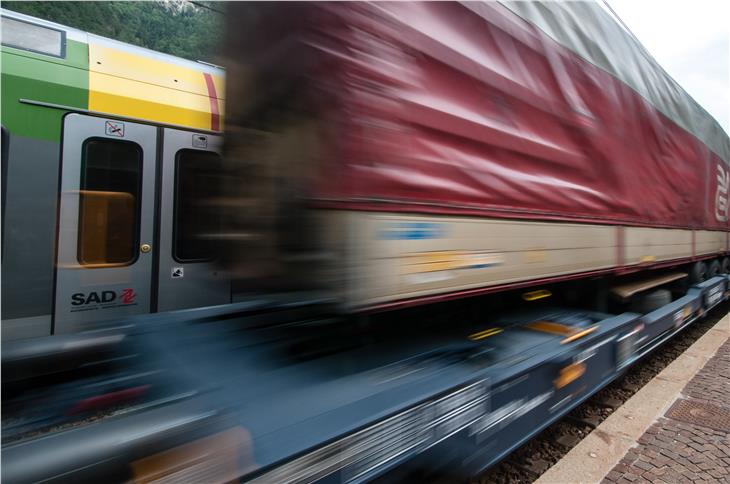 Durch die Verlagerung von der Straße auf die Schiene soll die Brennerachse zum Green Corridor werden. Foto: LPA