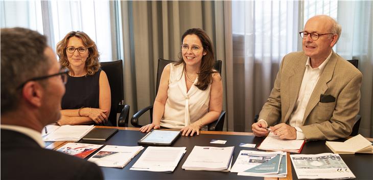 Strategische Partner: LH Kompatscher (Vordergrund) im Gespräch mit den OECD-Vertretern (v. l.) Alessandra Proto, Lamia Kamal-Chaoui und Joaquim Oliveira Martins (Foto LPA/Barbara Franzelin)