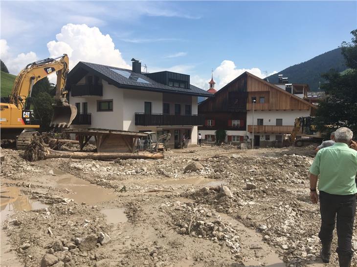 Bei Gebäudeschäden durch Naturkatastrophen (wie im Bild im August 2017 in Prags) unterstützt das Land mit einer Notstandshilfe. Foto: LPA/Agentur für Bevölkerungsschutz