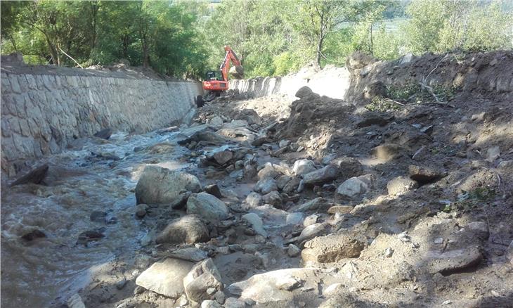 Mit einem Bagger wurden an den Tagen nach dem Murenabgang mehrere Tausend Kubikmeter Material aus der Künette, einer grabenförmigen Ausschachtung im Vezzanerbach geräumt. Foto: Amt für Wildbach- und Lawinenverbauung West