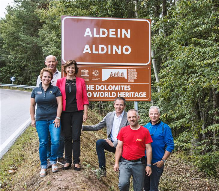 Überzeugt von der Symbolkraft der Tafeln: (v. l.) Morandini, Matzneller, Hochgruber Kuenzer, Daldos, Weber, Brutti. (Foto LPA/Geoparc Bletterbach)