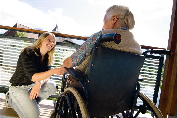 Zu fit fürs Seniorenwohnheim, zu pflegebedürftig für zu Hause: Im begleiteten und betreuten Wohnen gibt es für Senioren eine "Zwischenform" des Wohnens. (Foto LPA)