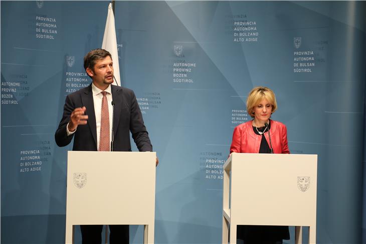 "Sicherheit geht immer vor", betont LR Alfreider in Bezug auf die 1662 Brücken in Südtirol bei der Pressekonferenz nach der Landsregierungssitzung mit LRin Deeg (FOTO: LPA/Ingo Dejaco)