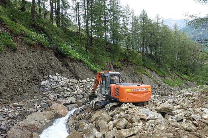 Im Tisentalbach abgelagerte Gesteinsbrocken wurden zerkleinert. Foto: LPA/Amt für Wildbach- und Lawinenverbauung West