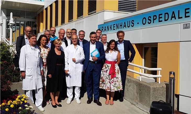 Landesrat Thomas Widmann mit den Führungskräften des Sanitätsbetriebs und des Krankenhaus Innichen nach der heutigen Pressekonferenz