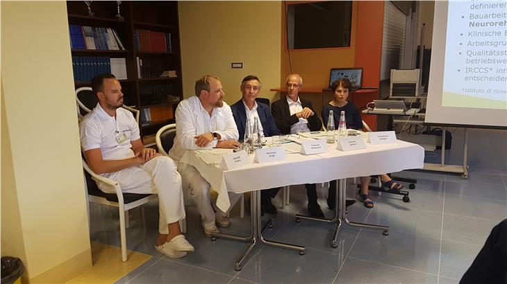 Landesrat Widmann (Bildmitte) mit (v.l.) Harald Frena, Michael Engl, Florian Zerzer und Christine Zelger bei der heutigen Pressekonferenz in Sterzing - Foto: LPA