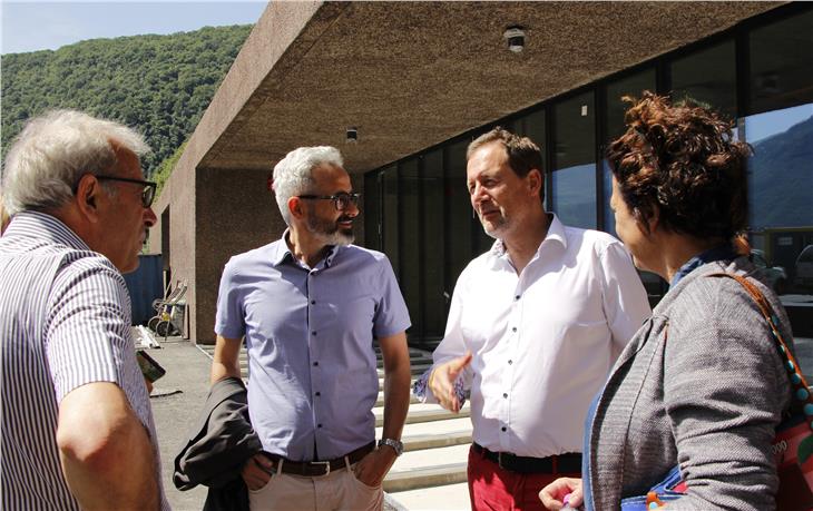 Stippvisiten und Dialoge für nutzerorientierte Lösungen: LR Massimo Bessone (rechts in der Mitte) an der Fachschule Laimburg mit dem Direktor des Versuchszentrums Michael Oberhuber (FOTO: LPA/Silvana Amistadi)