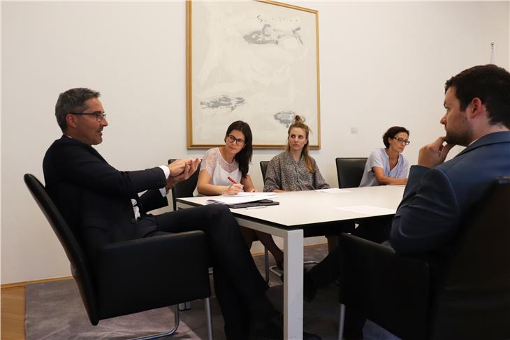 (v.l.) LH Kompatscher im Gespräch mit den sh.asus-Vorstandsmitgliedern Silvia Obwexer, Sophia Rader und Matthias von Wenzl (ganz rechts), mit am Tisch Abteilungsdirektorin Rolanda Tschugguel - Foto: LPA/mb