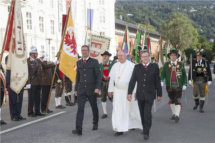 LH Günther Platter, LH Arno Kompatscher und Prälat Raimund Schreier beim Abschreiten der Front beim Landesüblichen Empfang vor der Hofburg. (FOTO: Land Tirol/Die Fotografen)