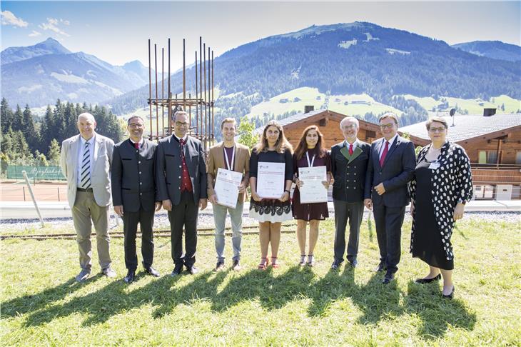 Die Euregio-JungforscherInnen mit den Preisstiftern, Gratulanten und Juroren (Foto Land Tirol / Sedlak)
