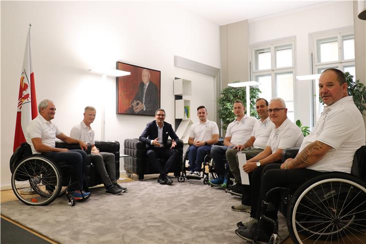 Wollen dem Behindertensport mehr Sichtbarkeit verleihen: Der Vorstand der Sportgruppe Körperbehinderte Südtirols (SGKS) bei LH Kompatscher. Foto LPA/GST