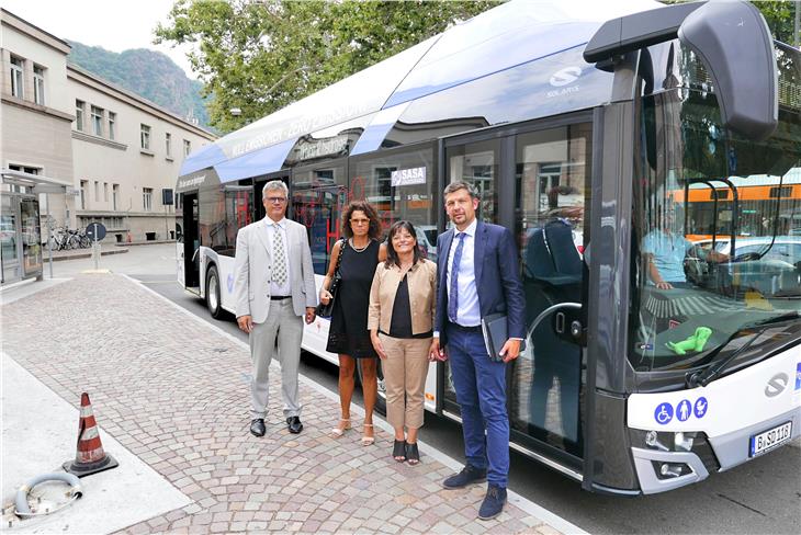 Haben heute den ersten von 12 neuen Wasserstoff-Batterie-Bus vorgestellt: (v.r.): LR Daniel Alfreider, SASA-Direktorin Petra Piffer, RDin Gabriela Kerschbaumer und SASA-Präsident Francesco Morandi (FOTO: LPA/Roman Clara)