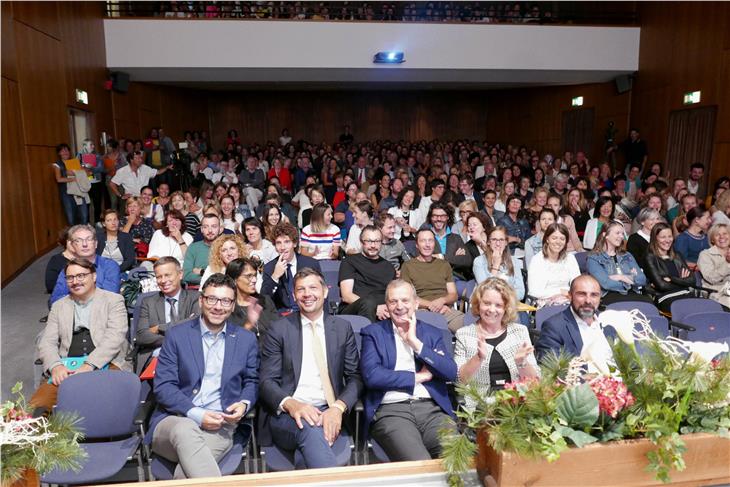 Haben das neue Schuljahr 2019/20 offiziell eröffnet (v.l.): Dekan Prof. Paul Videsott, LR Daniel Alfreider, BM Roland Demetz, Schulamtsleiterin Edith Ploner und Referent Fabio Caon (Foto: LPA/Roman Clara)