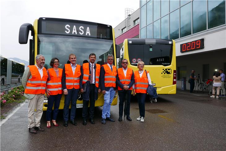 Vorstellung Hybridbusse: Paul Rösch (BM Meran), Madeleine Rohrer (Meran), Heinz Friedrich (Evobus), LR Daniel Alfreider, SASA-Präsident Francesco Morandi, Christian Bianchi (BM Leifers) u. Judith Kofler-Peintner (Bozen) (Foto: LPA/Roman Clara)