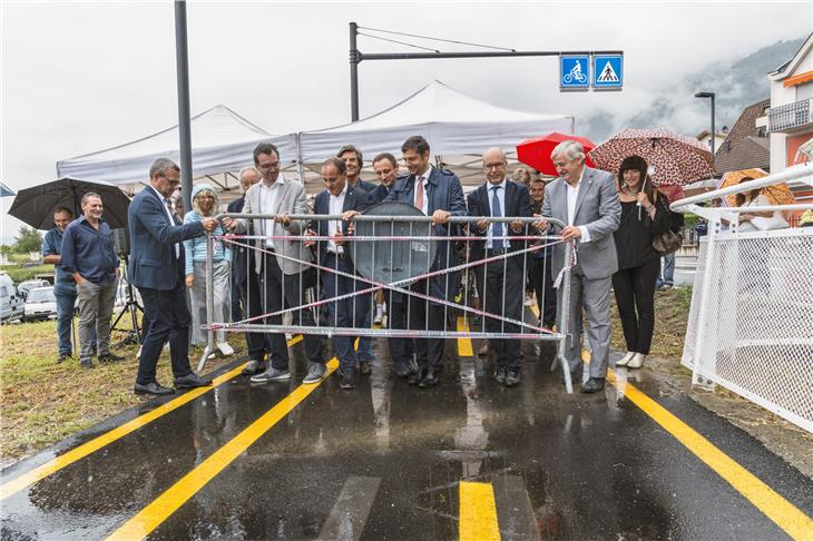 Freie Fahrt: BM Bianchi, Vize-BM Seppi, LR Vettorato, LR Alfreider, Abt.dir. Pagani und Alt-LR Mussner entfernen die Absperrung (FOTO:LPA/ Peter Daldos)