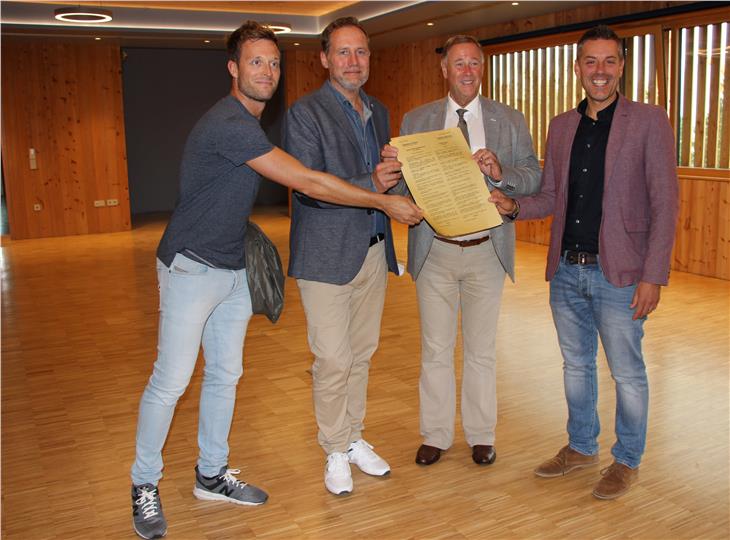 LR Bessone überreichte die Benutzungsgenehmigung für den neu gestalteten Schulkomplex an Bgm. Messner, Stadtrat für italienische Schule und Kultur Fabio Cola (l.) und Paolo Todesco (r.) vom Schulsprengel Langer. Foto: LPA/Amistadi