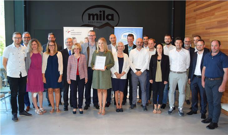 LRin Deeg und Handelskammerpräsident Ebner überreichten dem Arbeitgeber Mila-Bergmilch Südtirol die höchste Auszeichnung des Audits "familieundberuf". Foto: Mila
