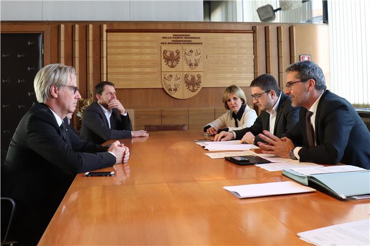 Die Regionalregierung hat auf Vorschlag von Vizepräsident Fugatti (2.v.r.) 126 neuen Stellen in 3 Jahren zugestimmt. (Foto LPA/mb)