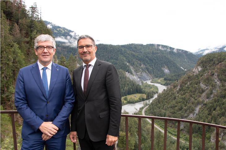 Gemeinsame Schritte bei Großraubwild und Verkehr: LH Arno Kompatscher und Graubündens Regierungspräsident Jon Domenic Parolini. (Foto Standeskanzlei Graubünden)