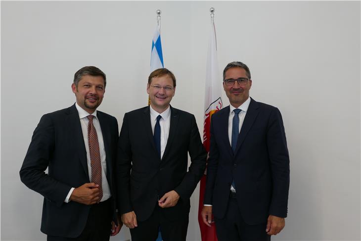 Grenzüberschreitende Bemühung für Verkehrsverlagerung auf Schiene: (v.l.) LR Alfreider, Minister Reichhart und LH Kompatscher beim Treffen in Bozen (Foto LPA)