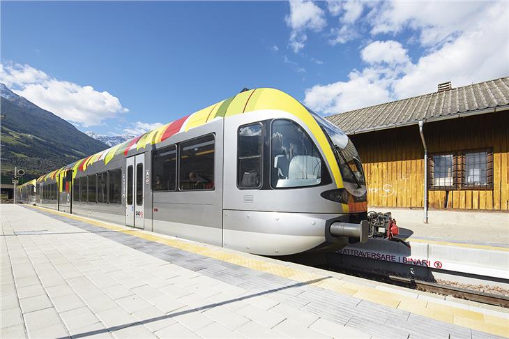 An der Zughaltestelle Schlanders (im Bild) ist noch bis 13. Oktober Schluss. Bis Mals verkehrt ein Busersatzdienst. (Foto LPA)