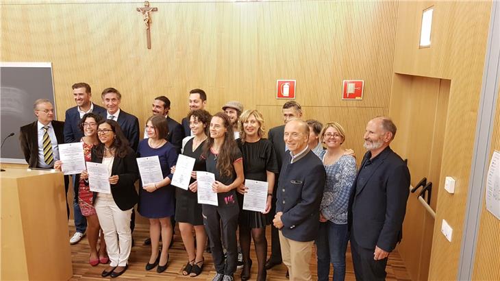 Diplomübergabe für neun frischgebackene Allgemeinmediziner nach der dreijährigen Ausbildung an der Fachhochschule "Claudiana" (Foto LPA/Verena Lazzeri)