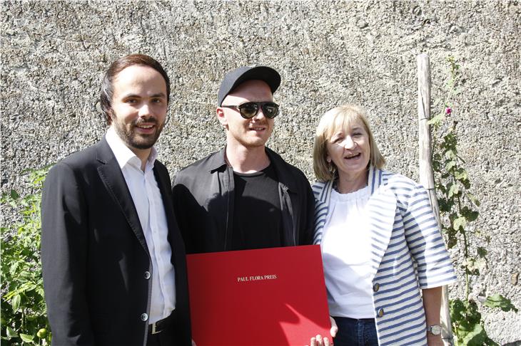 Beachtlicher Werdegang: LR Achammer und LRin Palfrader überreichen dem Künstler Sven Sachsalber (Mi.) den Paul-Flora-Preis 2019. Foto: LPA