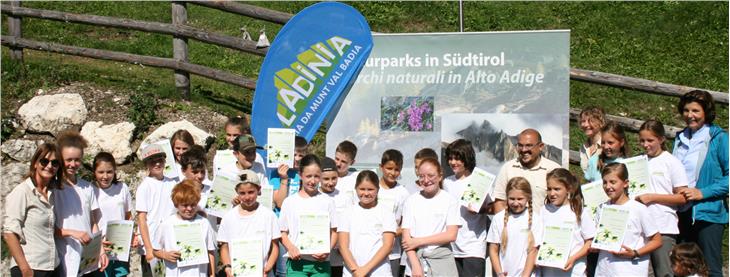 Die frischdiplomierten "Junior Rangers" mit Landesrätin Hochgruber Kuenzer und Vertretern der Naturparke. Foto: LPA/Landesamt für Naturparke