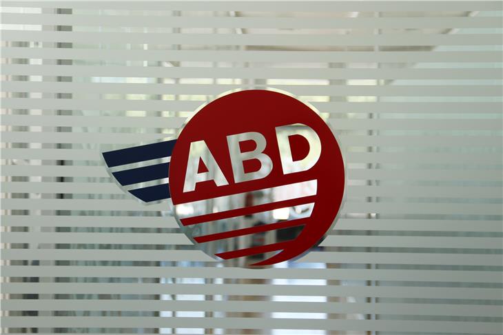 Mit der Unterzeichnung des Kaufvertrag wurden heute die Anteile des Landes an der Flughafenbetreibergesellschaft ABD der neuen Betreibergesellschaft ABD Holding GmbH übertragen - Foto: LPA