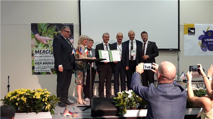 14 Regionen unterzeichneten das Manifest zur EU-Agrarpolitik. Südtirol war durch Martin Pazeller vertreten (3. von rechts).