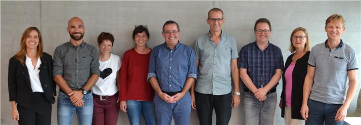 Im Bild v.l. Christine Ladurner, Klaus Niederstätter, Manuela Fritz, Eva Oberhuber, Bildungsdirektor Gustav Tschenett, Leiter der Evaluationsstelle Martin Holzner, Ivan Stuppner, Rosanna Ferdigg und Udo Ortler - Foto: LPA/Bildungsdirektion