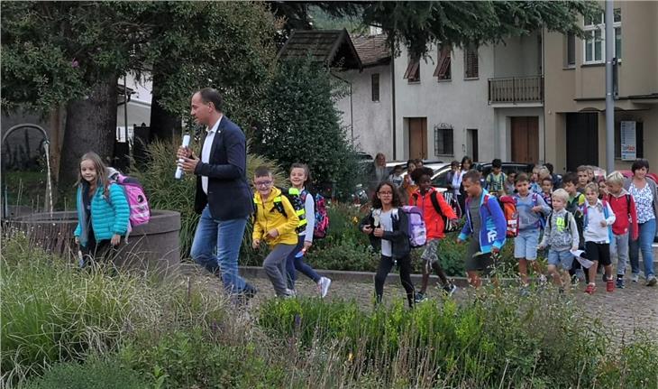 KlimaSchritte sammeln: Landesrat Giuliano Vettorato hat Grundschulkinder auf ihrem zu Fuß zurückgelegten Schulweg begleitet  - Foto: LPA