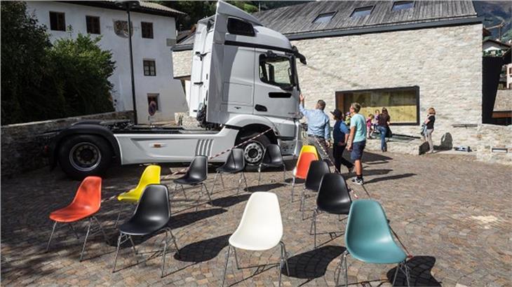 Bei S.O.S. Zebra lernen die Schüler, was der "Tote Winkel" (im Bild mit Stühlen markiert) ist. (Foto LPA)