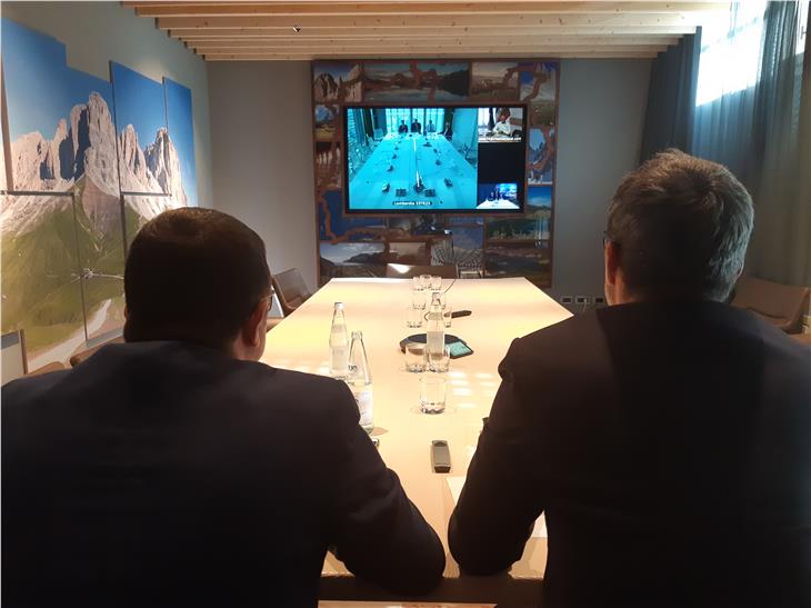 Die Landeshauptleute Kompatscher und Fugatti bei der heutigen Videokonferenz - Foto Presseamt Trient