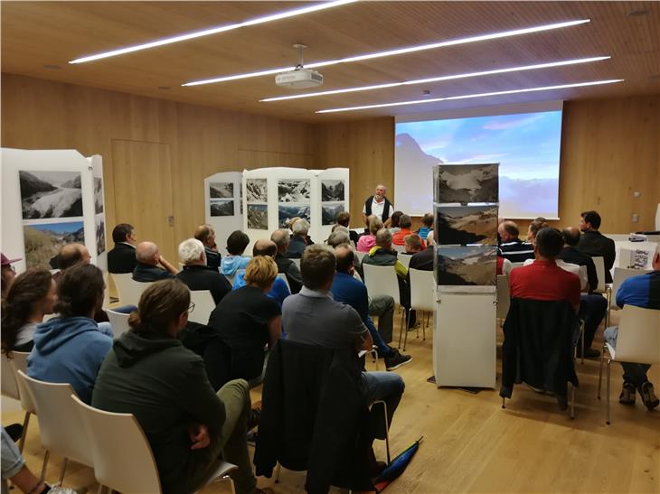 Bei der Eröffnung der Ausstellung im Zivilschutzzentrum in Antholz-Mittertal referierte Rieserfernerhüttenwirt Gottfried Leitgeb, der vor 20 Jahren Zeugnisse aus der Eisenzeit gefunden hatte. Foto: LPA/Lukas Nagler