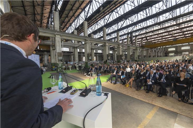 Blick in die alte RFI-Remise. "Hier riecht es sogar noch nach Eisenbahn", sagte STA-Präsident Martin Außerdorfer. (Foto STA/Othmar Seehauser)