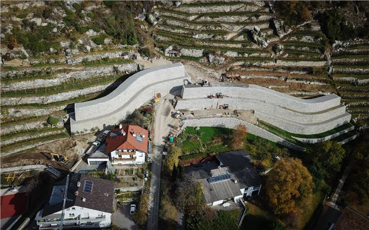 Vorbildliches Projekt der Gemeinde Schlanders: Steinschlagschutz in einem Ortsteil (Foto LPA/Siegfried Pohl)